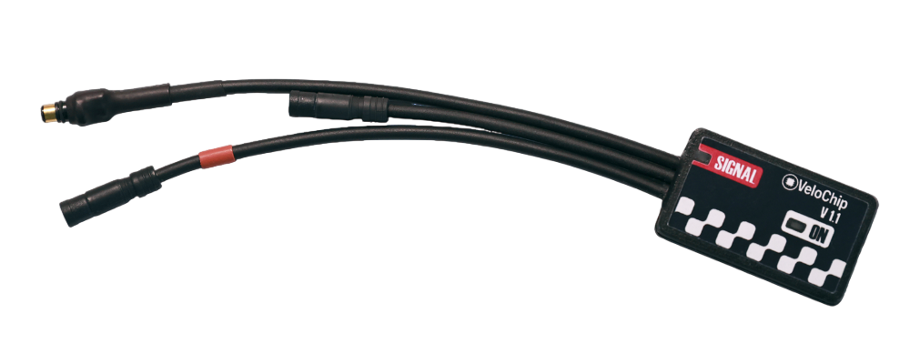 El chip de desbloqueo VeloChip es un dispositivo para bicicletas eléctricas con motores Shimano, desarrollado para eliminar el limitador de velocidad de fábrica. Con él, la velocidad real se muestra normalmente en la pantalla de la bicicleta hasta aproximadamente 22 km/h; a partir de ese momento, el valor mostrado se mantiene constante, incluso si la bicicleta circula a mayor velocidad. El VeloChip permanece activado en todo momento - foto 3